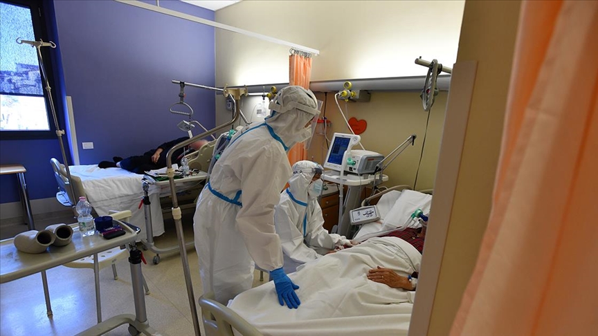 İtalya'da son 24 saatte 25 bin 735 Kovid-19 vakası kaydedildi