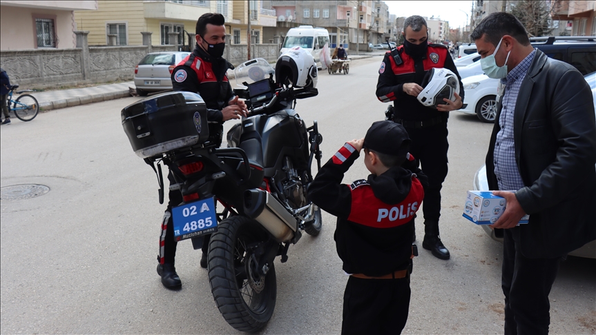 Turska: Policajci dječaku priredili rođendansko iznenađenje