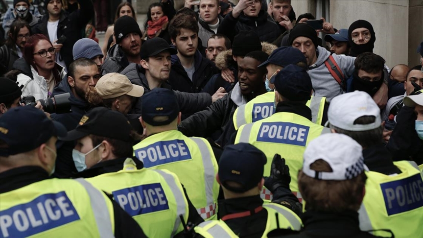 Londra'da Kovid-19 kısıtlamaları karşıtı gösteride 33 kişi gözaltına alındı