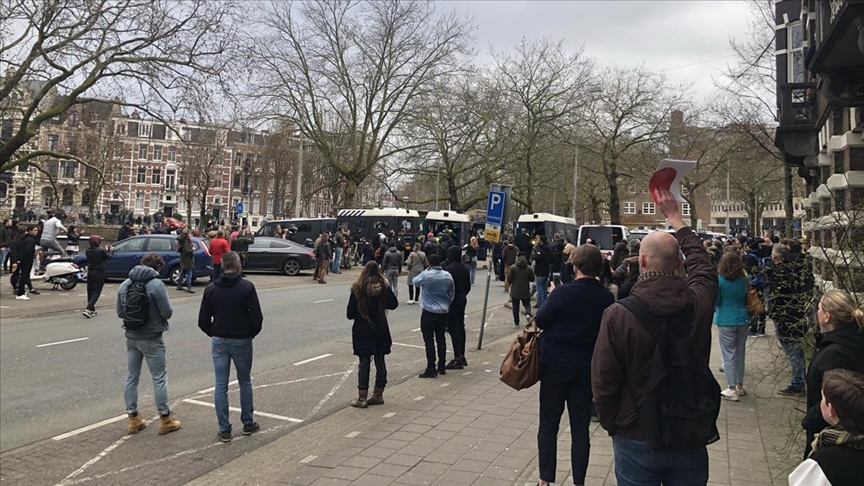 Amsterdam'da Kovid-19 önlemleri karşıtı gruba polis müdahale etti
