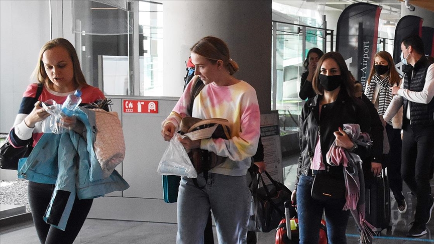 Rus turistler Kovid-19 sürecinde güvenli buldukları Türkiye'ye gelmeye devam ediyor
