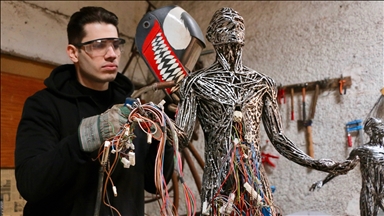 الفن المعدني".. 3 أتراك يخطفون الأنظار بتماثيلهم