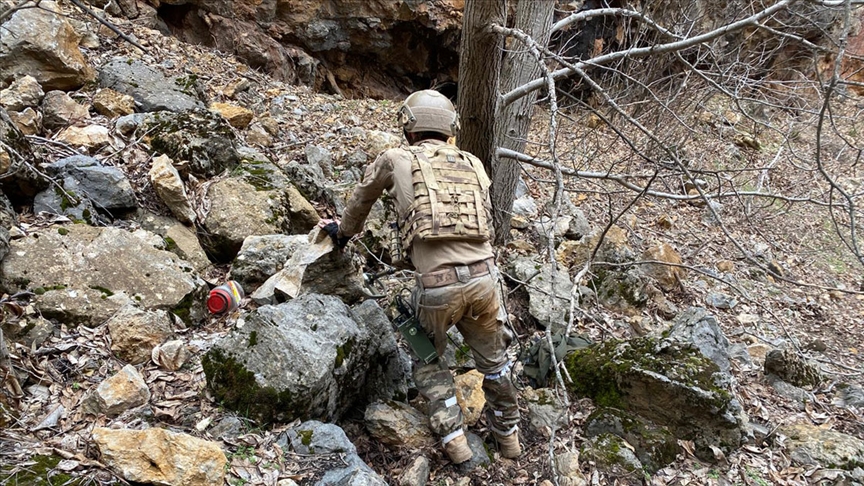 Tunceli'de teröristlerce kullanılan 2 sığınak imha edildi