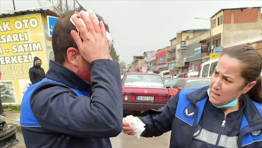 İzmir'de denetim sırasında saldırıya uğrayan 3 zabıta memuru hastaneye kaldırıldı