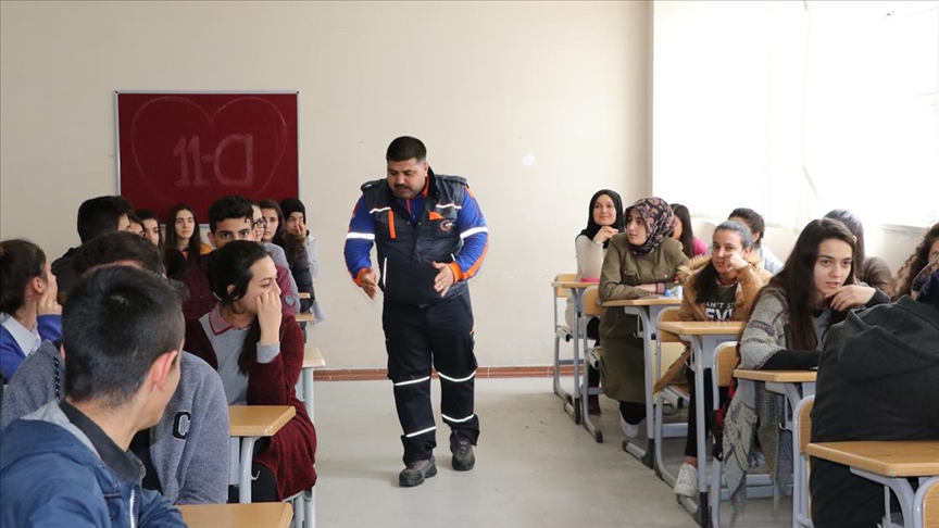 MEB afet ve acil durumlara karşı öğretmenlerden oluşan 'AKUB' ekipleri kuruyor