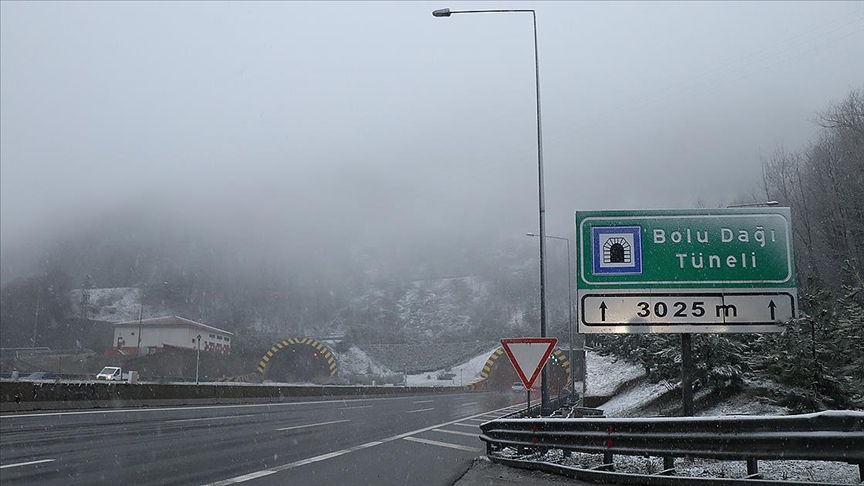Bolu Dağı'nda kar yağışı etkili oluyor