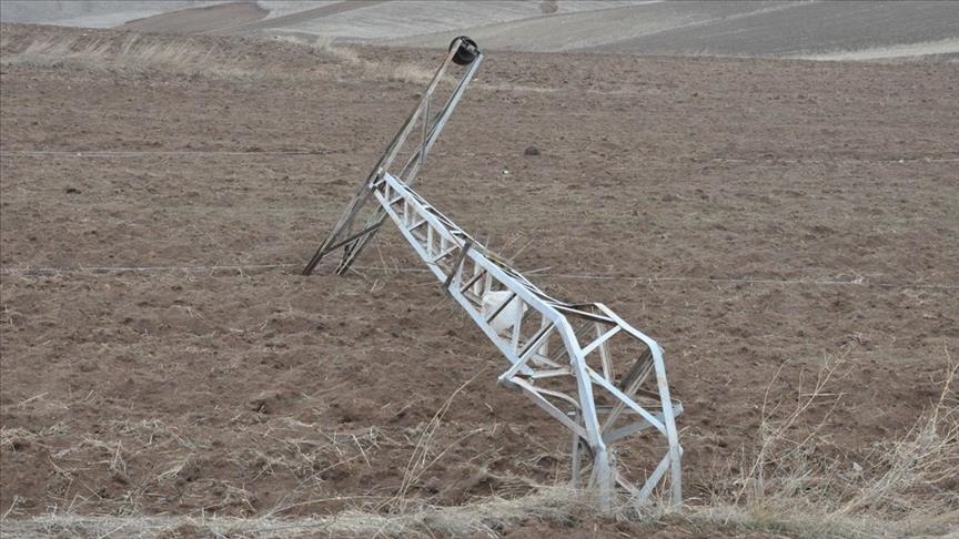 Whirlwind causes material damage in central Turkey