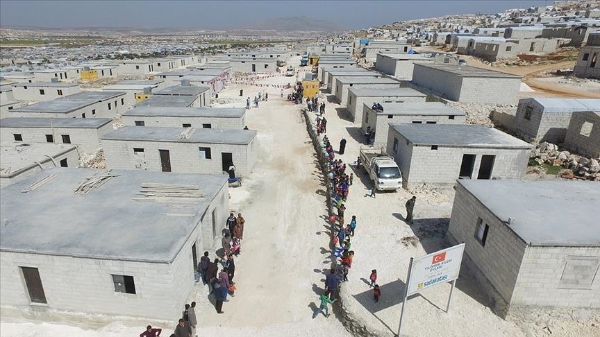 Shoqata Sadakataşı u dorëzon 250 shtëpi familjeve të viktimave të luftës në Idlib