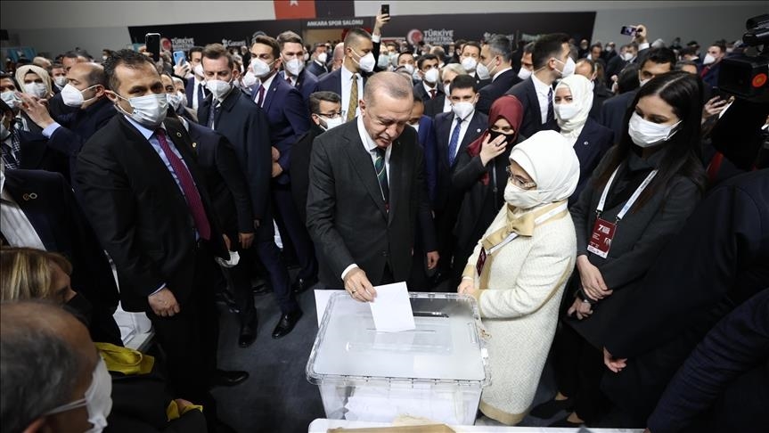 Turquie: Erdogan plébiscité à la tête de l'AK Parti  