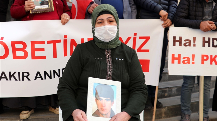 Diyarbakır'daki evlat nöbetine bir aile daha katıldı