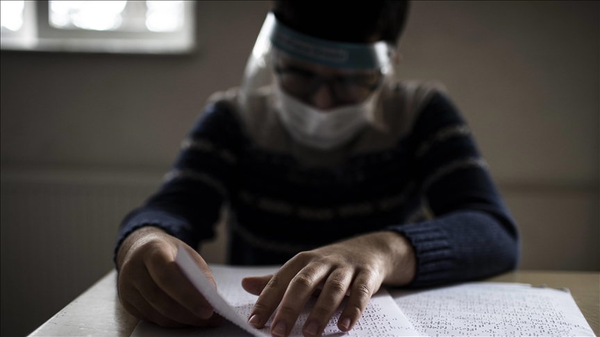 Estudio revela que los ciudadanos blancos en EEUU tienen más acceso a la educación presencial