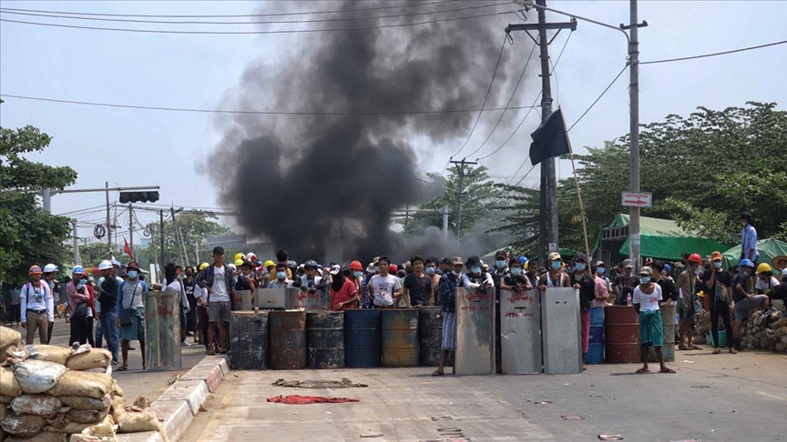 Myanmar'da 'sessiz grev'in ardından darbe karşıtı protestolar sürüyor