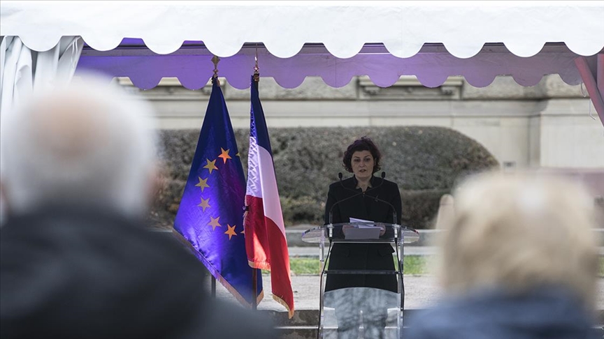 Fransa'da Strasbourg Belediye Başkanı, Eyüp Sultan Camisi'nin inşası için yapılan para yardımını savundu