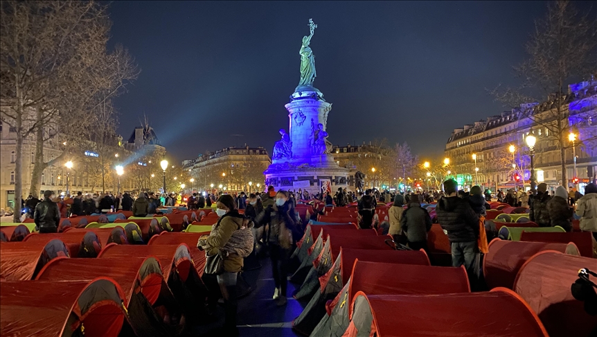 Paris: Des migrants irréguliers installent leur camp Place de la République
