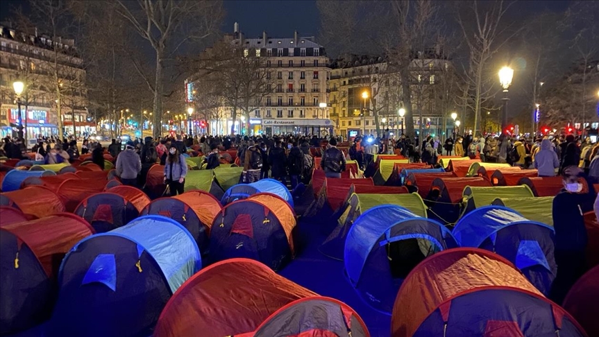 Solicitantes de asilo instalaron un campamento en pleno centro de París
