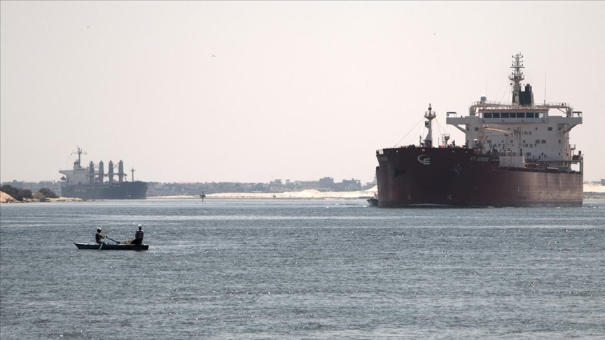 Firma dueña del buque varado en el Canal de Suez dice que espera desencallarlo este sábado