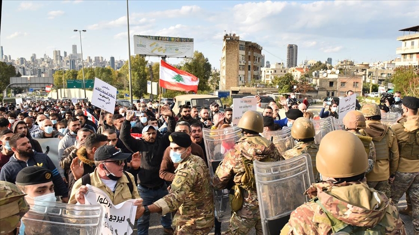 Lübnan'da protestocular yönetimin istifasını istedi