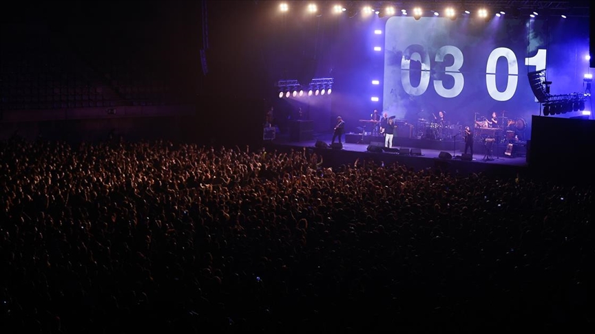 İspanya'da Kovid-19 salgını döneminde sosyal mesafesiz ilk konser yapıldı