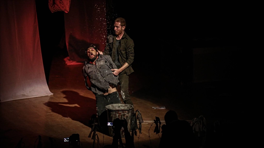 سوريا.. "آهات المعتقلين" تتعالى من خشبة المسرح بإدلب