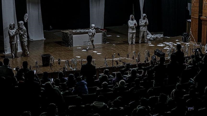Syrian actors stage play on regime prisoners
