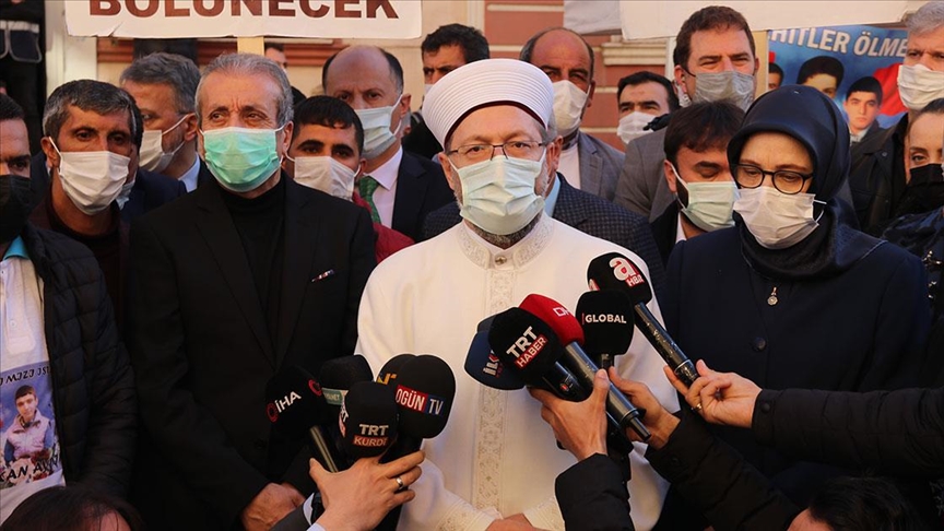 Erbaş'tan Diyarbakır annelerine ziyaret: Cenab-ı Hak en kısa zamanda annelerimizin evlatlarına kavuşmasını nasip eylesin