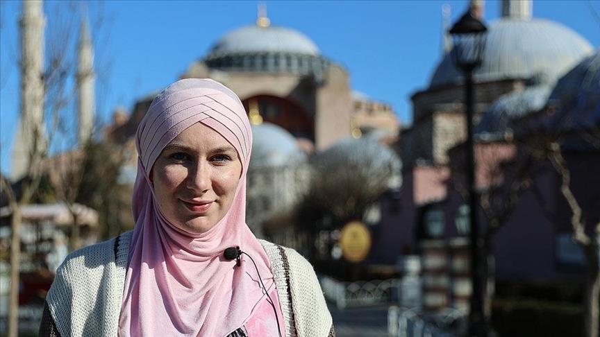 Британка приняла мусульманство после тура в Турцию и посвятила жизнь исламу