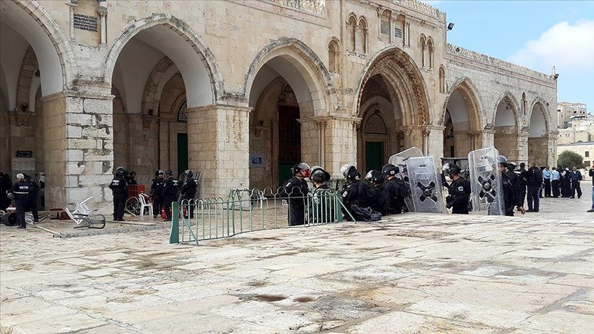 Onlarca fanatik Yahudi Mescid-i Aksa'ya baskın düzenledi