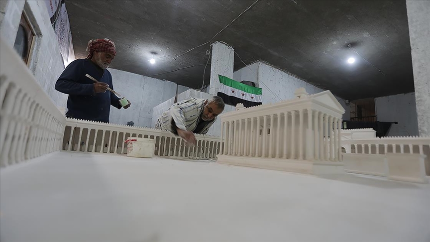Suriye'deki savaşta evlatlarını yitiren Palmiralı baba, antik kentin yıkılan eserlerini maketlerle yaşatıyor