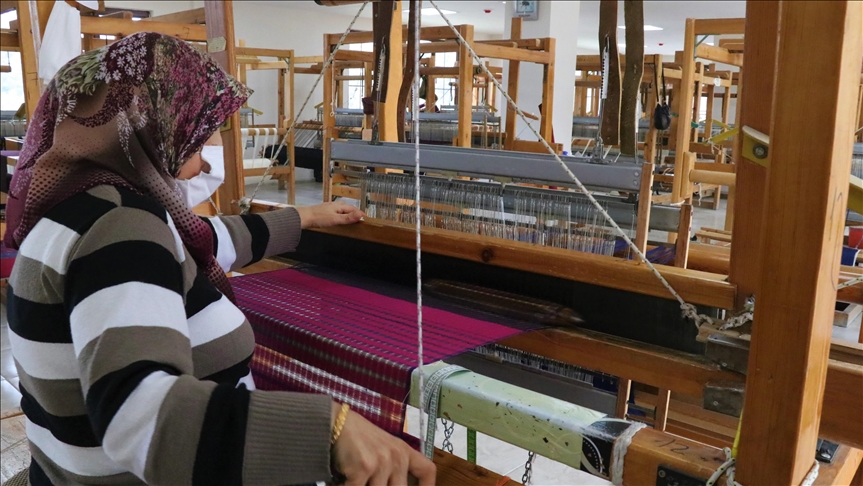 تركيا.. بوردور تحافظ منذ 3 قرون على تطريز المنسوجات