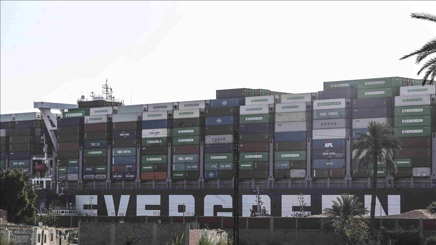 Buque portacontenedores que se había quedado atascado en el canal de Suez fue liberado