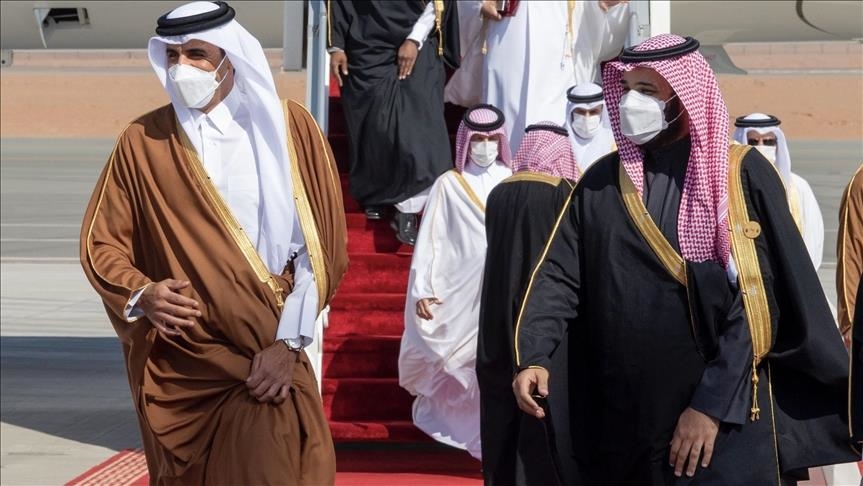 L'émir du Qatar et le prince héritier saoudien discutent du renforcement des relations bilatérales