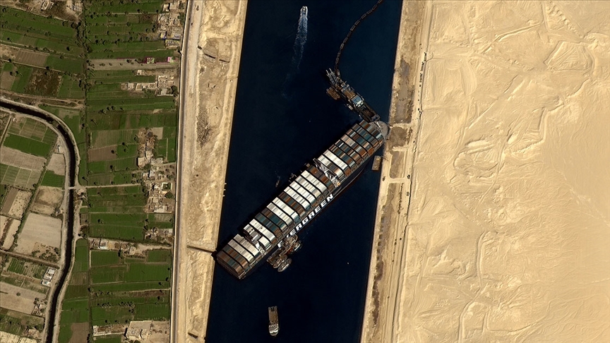 Süveyş Kanalı'nda karaya oturan gemi arka tarafı hareket ettirilerek yüzdürüldü
