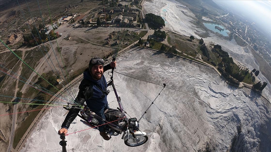 Yamaç paraşütü pilotu, paraşütüne bağladığı motosikletle Pamukkale semalarında uçuş yaptı