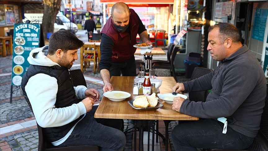 Edirne'de yeme içme yerleri yeni tedbirler kapsamında müşteri kabul etmeye başladı