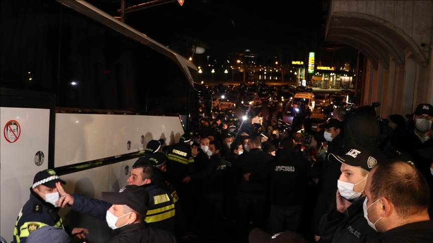 Протесты против приезда Познера в Тбилиси переросли в стычки с полицией