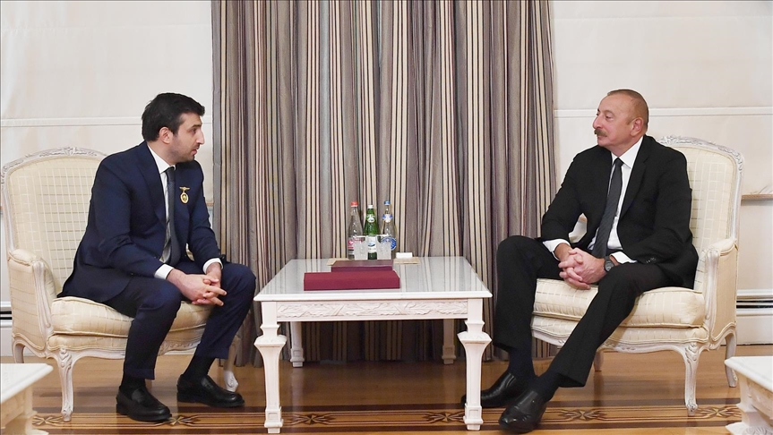 Azerbaijani leader receives Turkish defense officials