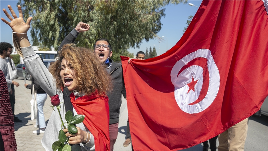 بالورود.. تونسيون يطالبون إيطاليا باسترداد "النفايات"