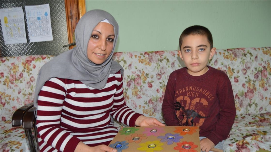 Fedakar anne, baklagillerle tasarladığı materyallerle otizmli oğlunun gelişimine katkı sağlıyor