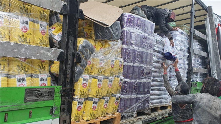 تركيا.. إرسال 8 شاحنات مساعدات إنسانية لإدلب السورية