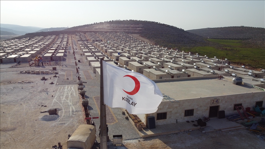 Türk Kızılay, İdlib'de inşasını tamamladığı briket evlere aileleri yerleştiriyor