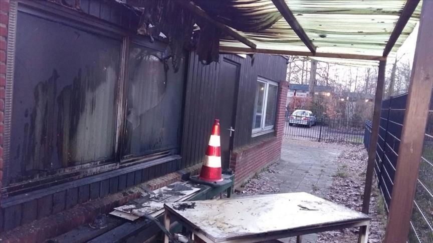 Holandë, një agresor djeg xhaminë në ndërtim