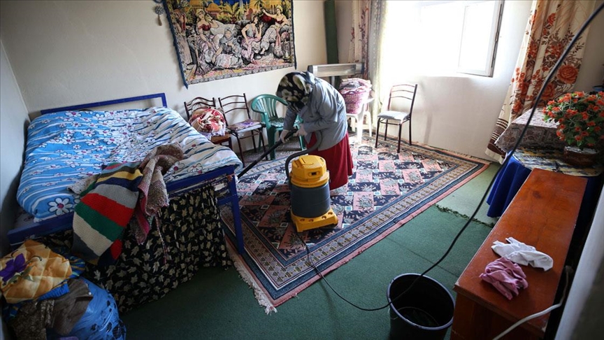 Muş'ta 'vefa' ekibi en ücra köylerde evlerini temizlediği yaşlıların gönlüne dokunuyor