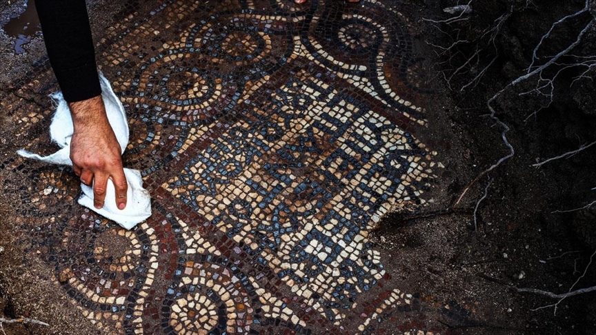 İzmir'de kaçak kazı sırasında manastır ve 1500 yıllık mozaik bulundu İzmir'de kaçak kazı sırasında manastır ve 1500 yıllık mozaik bulundu