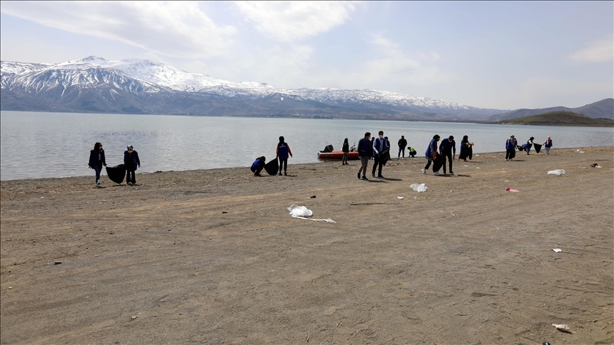 Hazar Gölü, genç gönüllülerin ve dalgıçların çalışmasıyla atıklardan temizleniyor