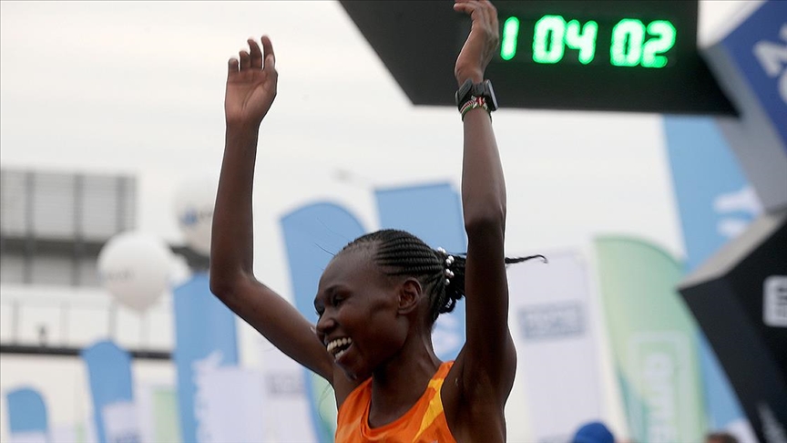 İstanbul Yarı Maratonu'nda Kenyalı atlet Chepngetich'ten dünya rekoru