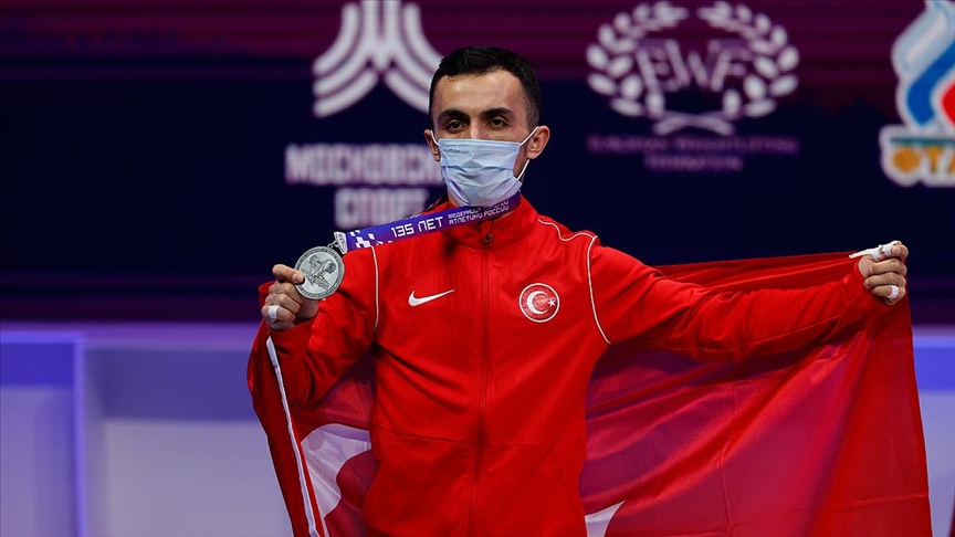 Avrupa Halter Şampiyonası'nda milli haltercilerden 3 madalya