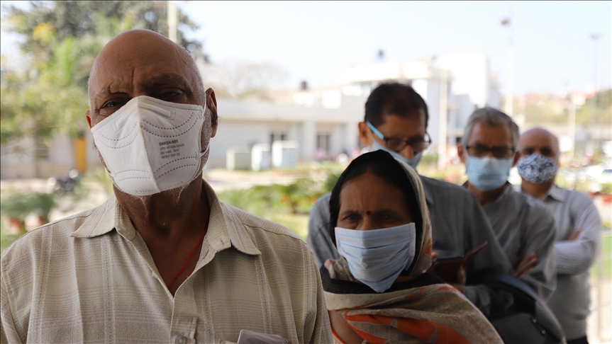 Hindistan'da günlük Kovid-19 vaka sayısı ilk defa 100 bini aştı