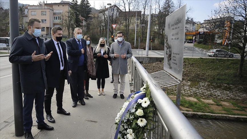 Sjećanje na opsadu Sarajeva: Cvijeće i počast za nedužno stradale građane