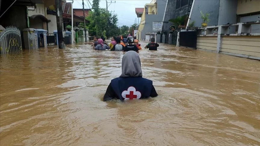 Число жертв наводнения в Индонезии и Восточном Тиморе превысило 100