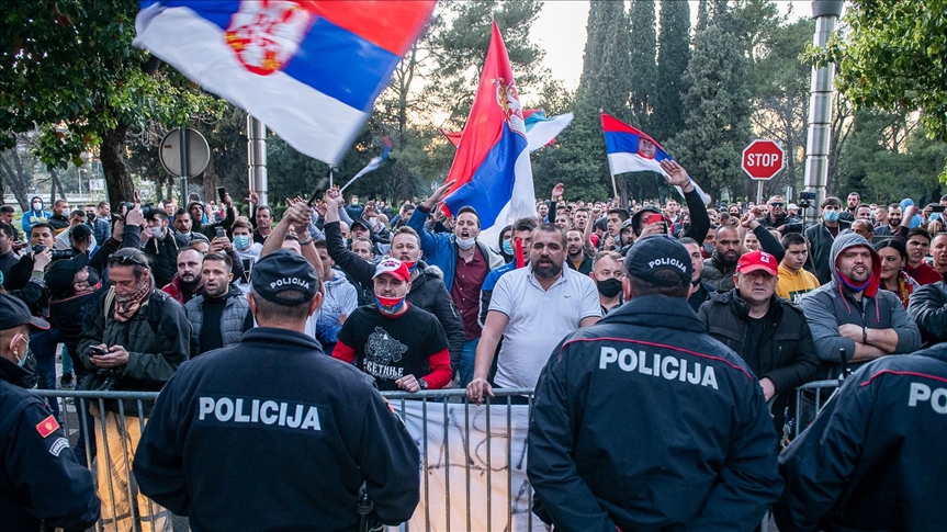 Crna Gora: Protesti u više gradova protiv smjene Leposavića, pjesme i transparenti kojima se negira genocid